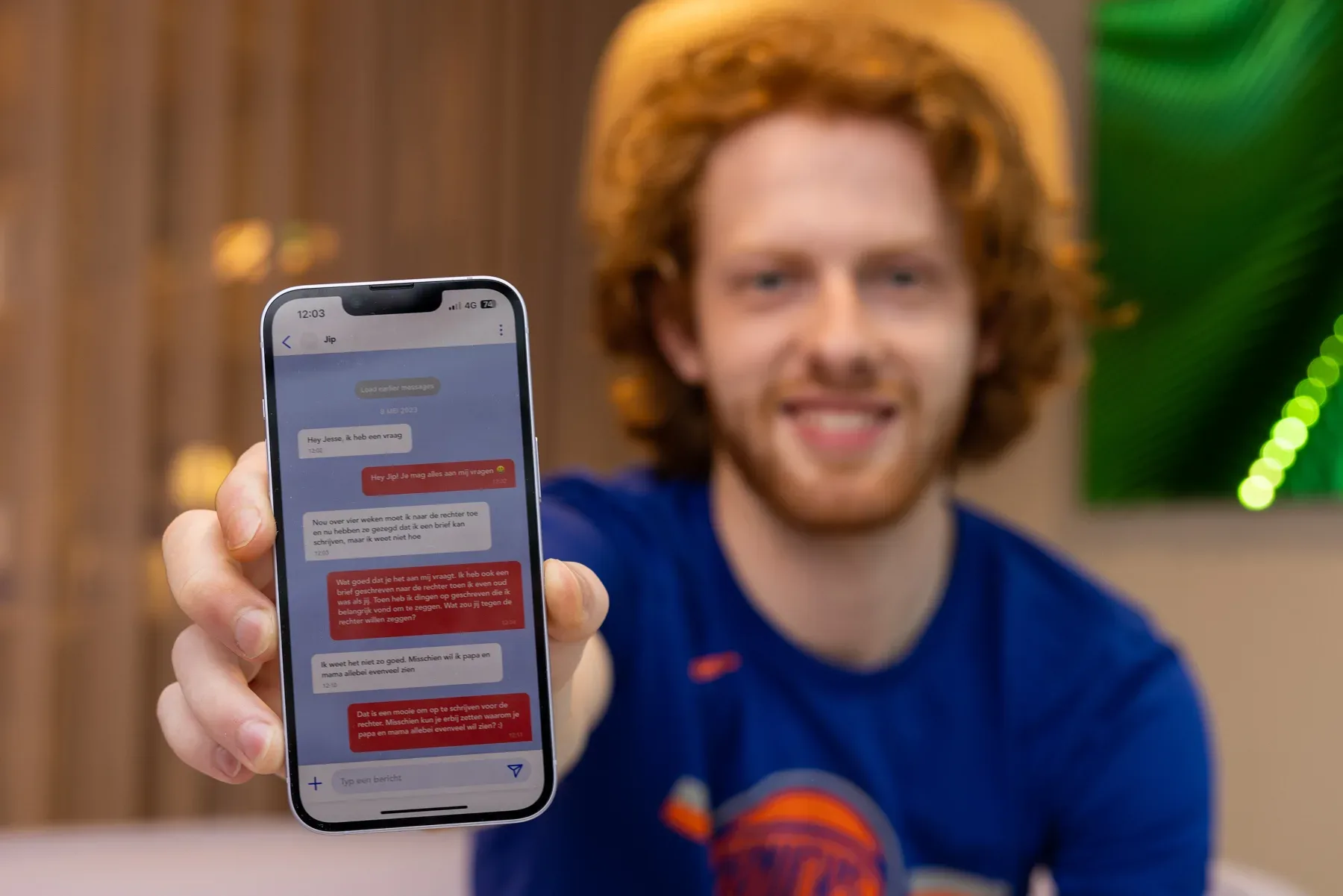 Jongere houdt een telefoon met een Buddy-chat vast