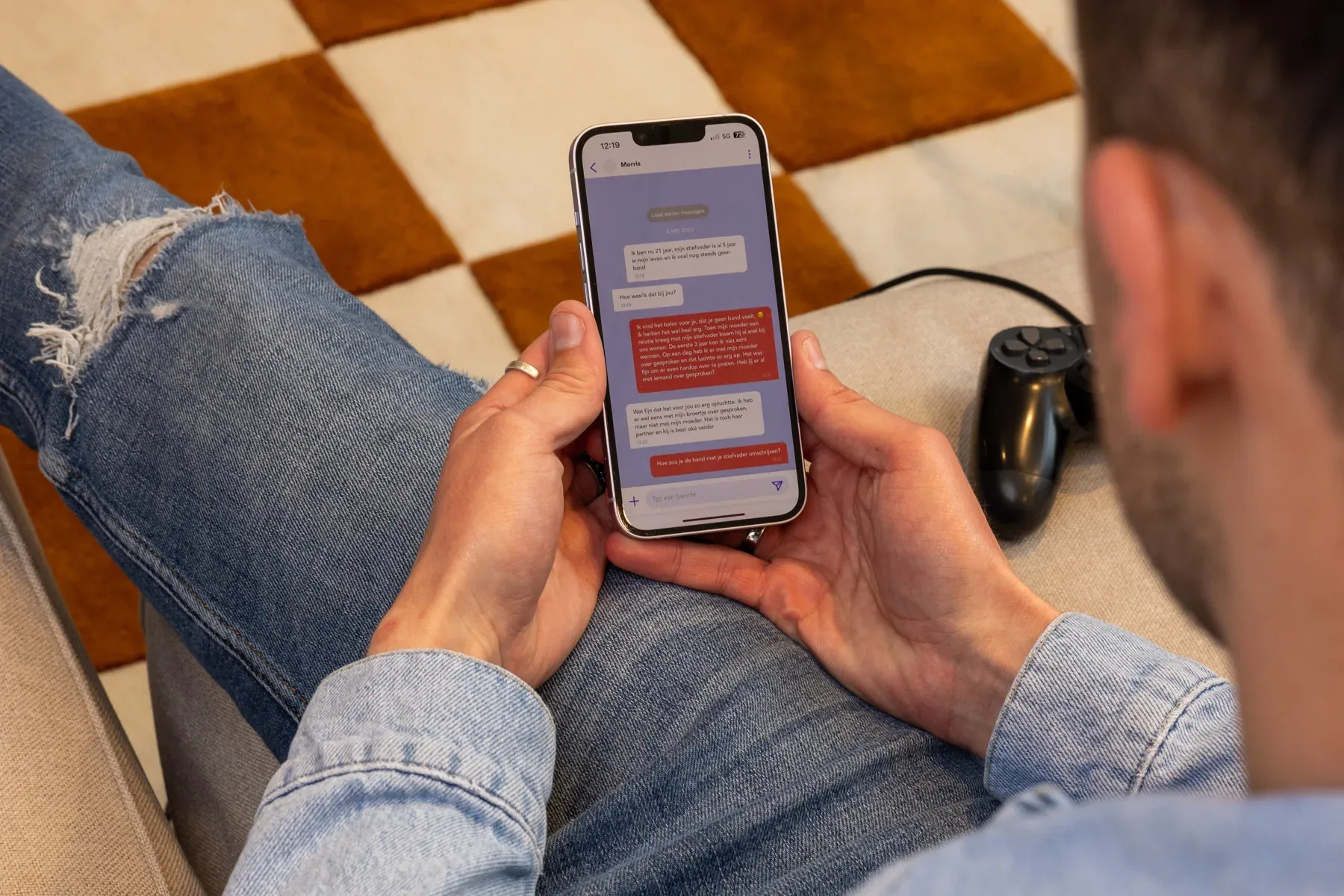 Persoon houdt een telefoon met een Buddy-chat vast