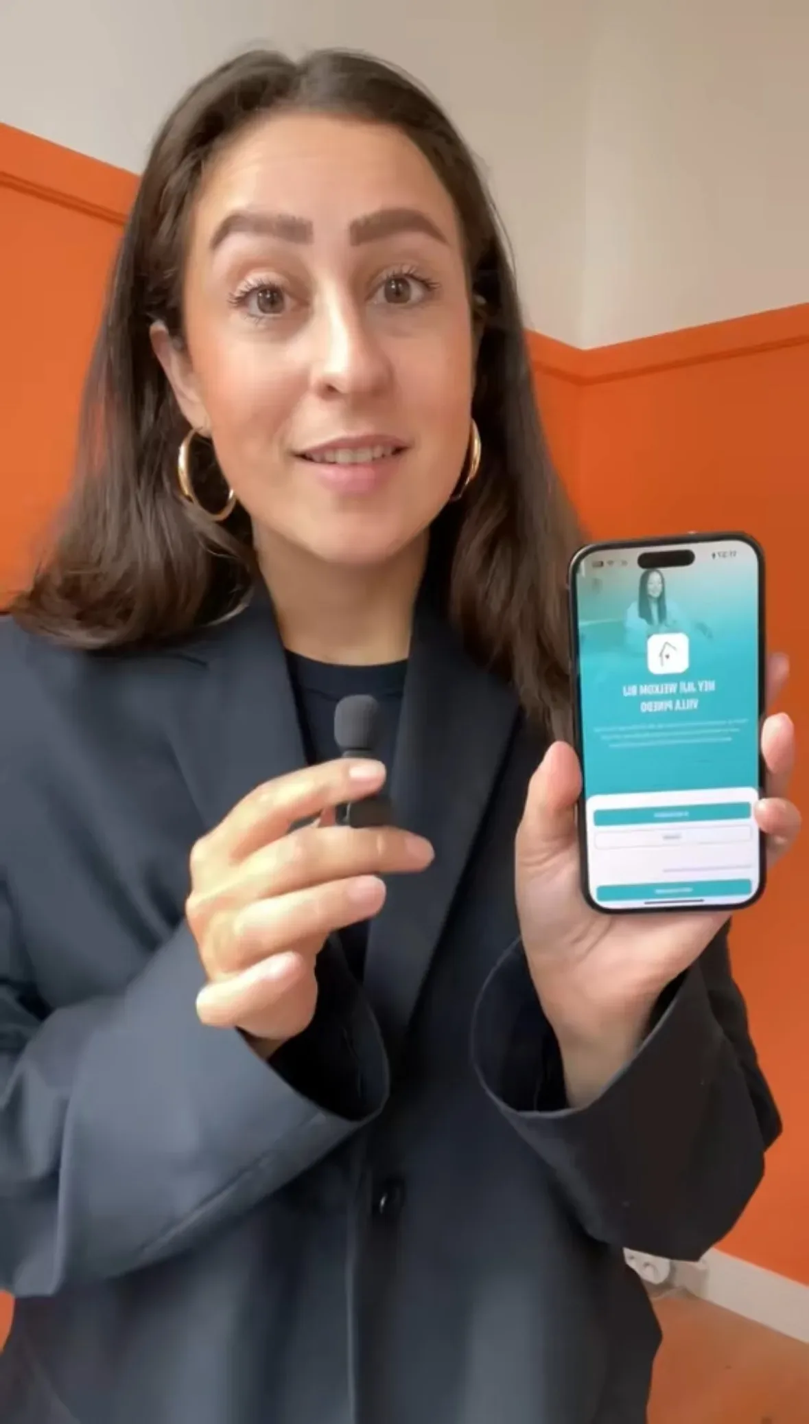 Persoon toont de aanmeldpagina van de Buddy-app op een telefoon
