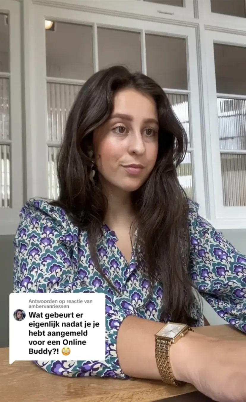 Persoon beantwoordt een vraag over aanmelden voor een Online Buddy