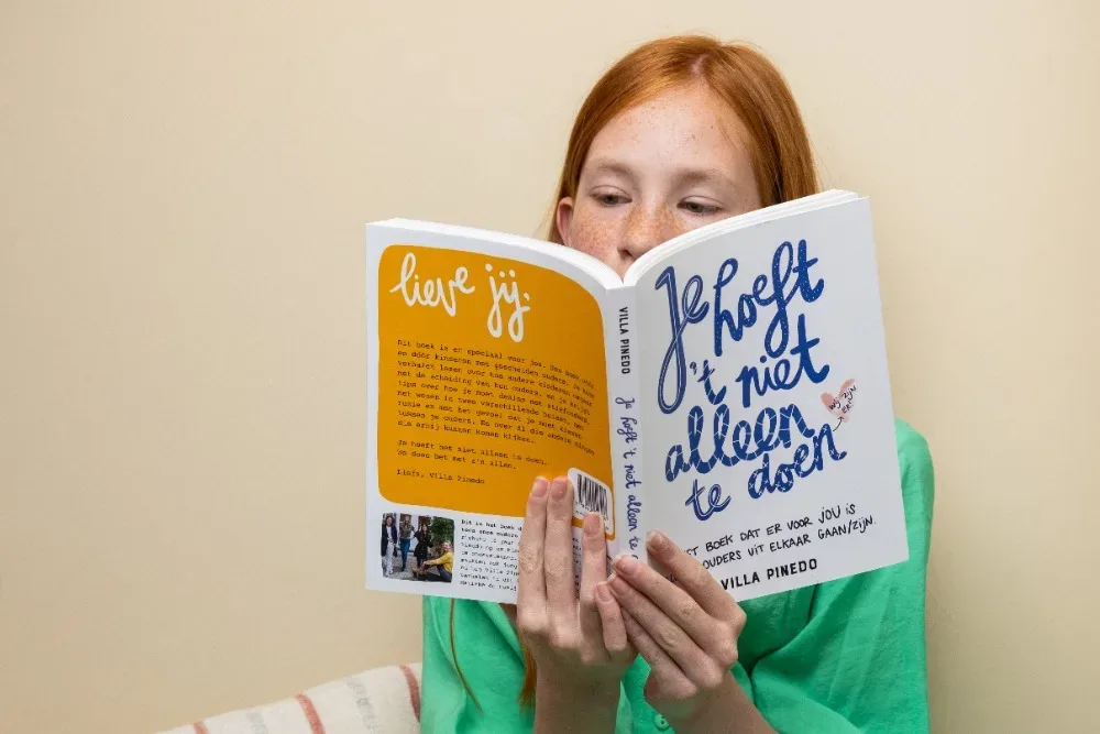 Persoon leest het boek Je hoeft het niet alleen te doen