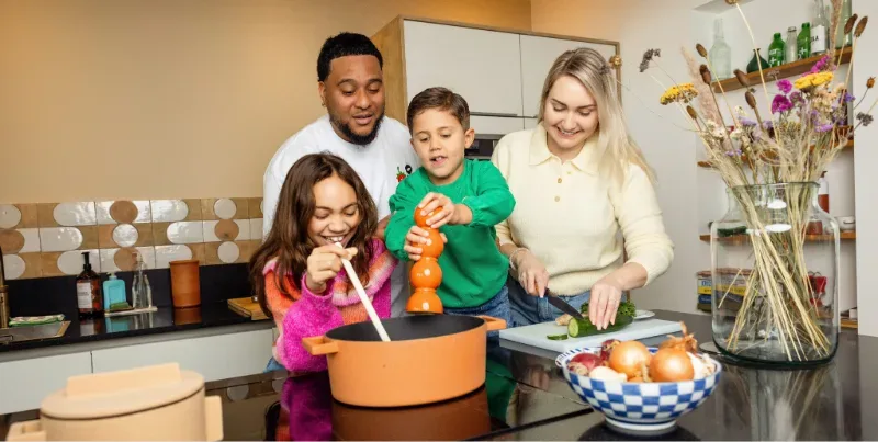 Gezin kookt samen in de keuken
