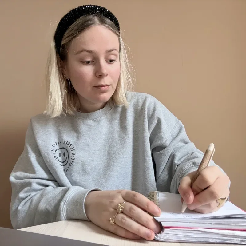 Jonge vrouw schrijft een brief